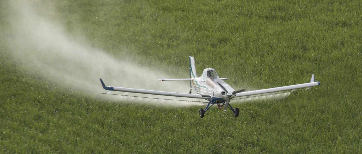 O hooper do Ipanema 203 comporta 1.050 litros de agentes agrícolas (Embraer)