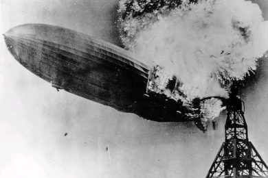 Imagem do acidente com o Hindenburg nos EUA, em 1937