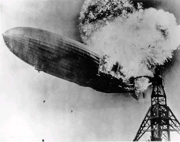 Imagem do acidente com o Hindenburg nos EUA, em 1937