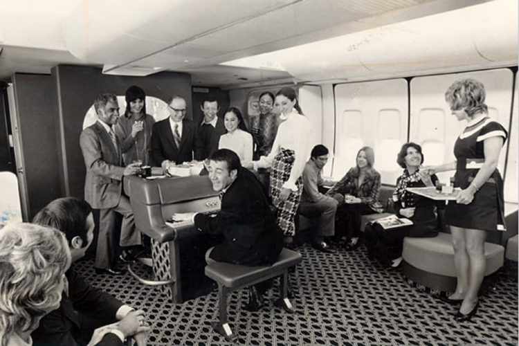 A primeira classe do 747 já teve até música ao vivo