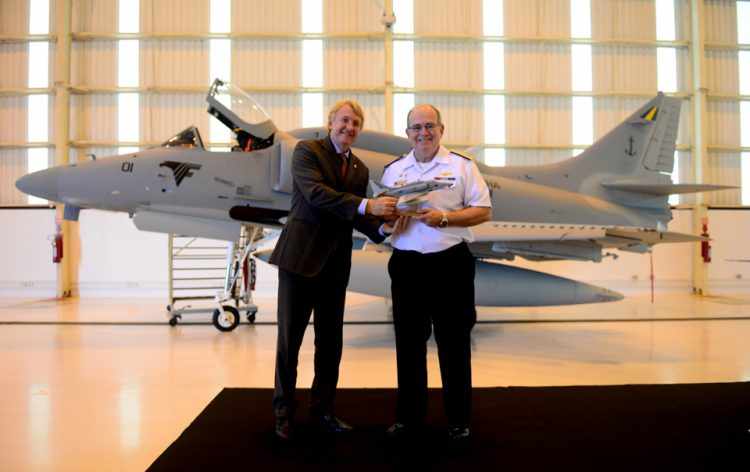 CEO da Embraer, Jackson Schneider, ao lado do Comandante da Marinha, o Almirante de Esquadra Eduardo Bacellar