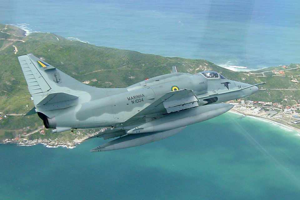 O AF-1 Skyhawk é configurado para pousar e decolar no porta-aviões NAe São Paulo (Marinha)