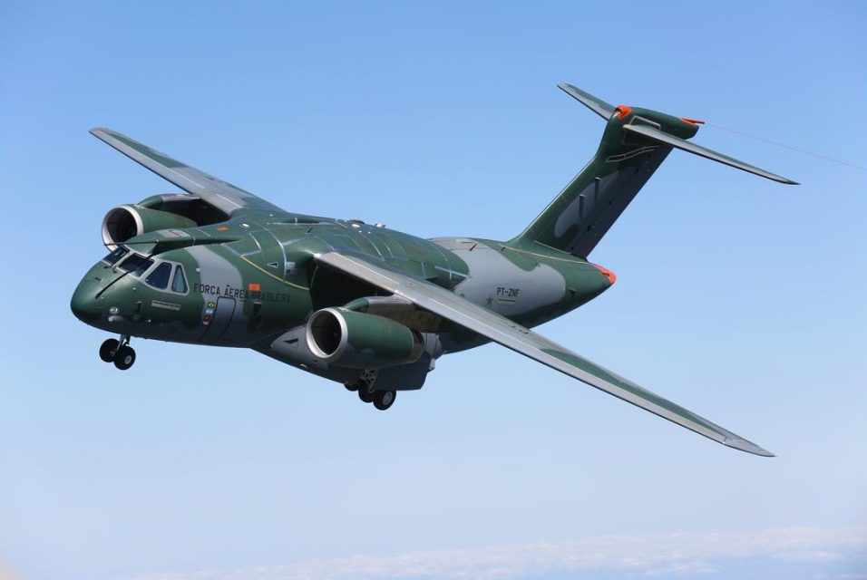 O KC-390 vai poder reabastecer outros aviões no ar e transportar mais de 20 toneladas (Embraer)