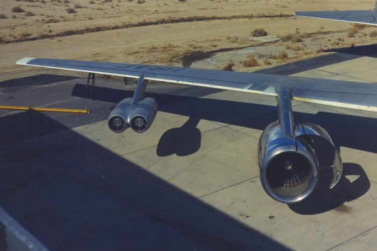 Diferente entre o par de motores convencionais do B-52 e o propulsor que seria aplicado no C-5