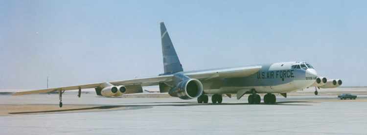 A turbina desenvolvida para o C-5 quase raspava no chão quando foi instalada no B-52