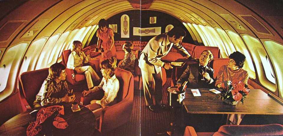 Foto de um anúncio de primeira classe. Os passageiros viajavam em poltronas e sofás 