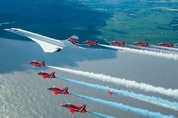 Concorde voando em formação com a esquadrilha Red Arrows da RAF
