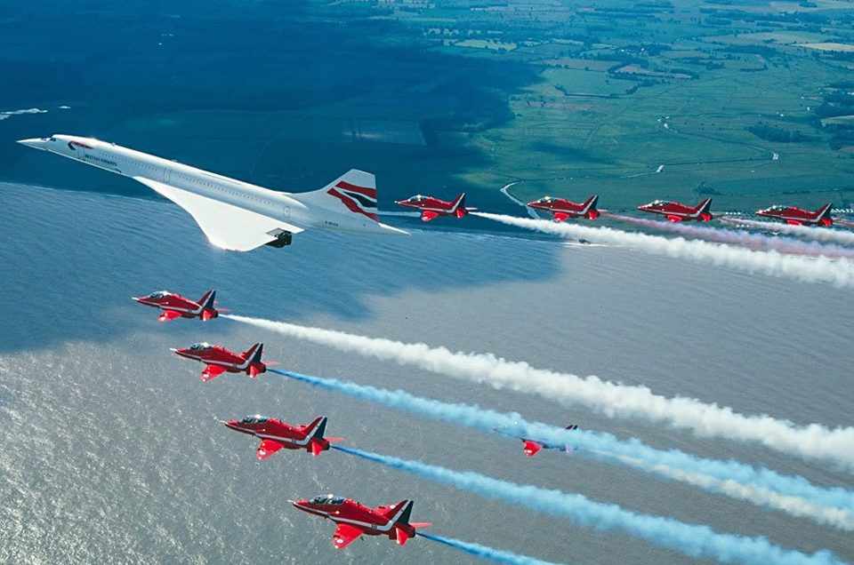 Concorde voando em formação com a esquadrilha Red Arrows da RAF