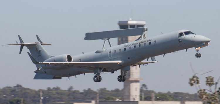 O EMB R-99 pode encontrar aviões voando a uma distância de até 450 km