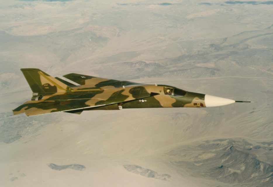 O General Dynamic F-111 "Aardvark" - 2.655 km/h