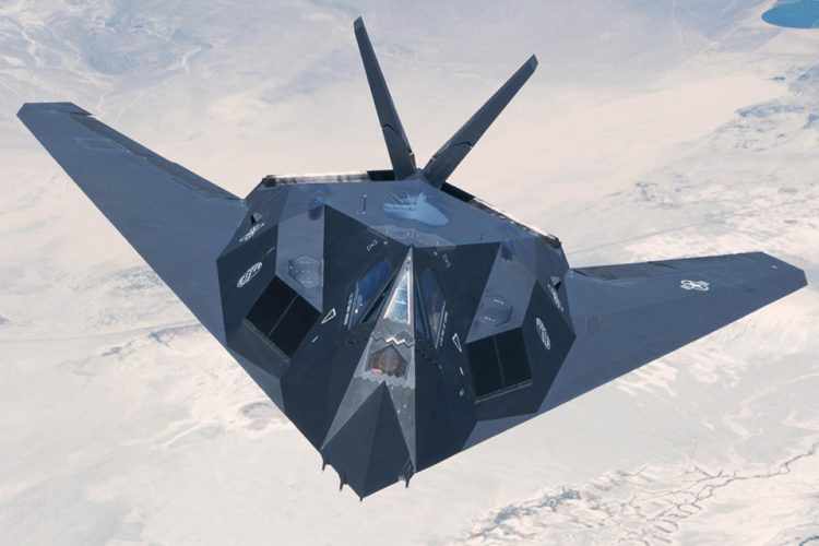 O F-117 Nighthawk foi o primeiro avião Stealth a entrar em combate