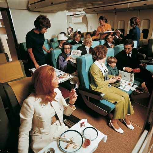 Mais um voo comum em classe econômica nos anos 1970...