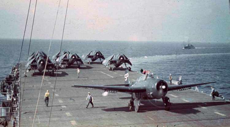 Bombardeiros Avenger a bordo do porta-aviões USS San Jacinto