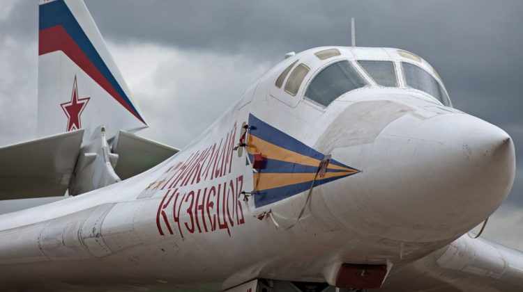 O Tupolev Tu-160 é operado por 4 tripulantes (Divulgação)