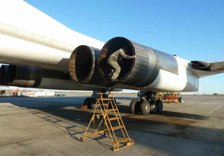 O avião possui 4 turbinas com pós-queimador