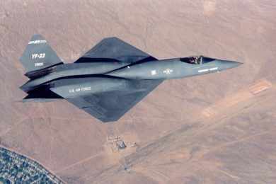 O protótipo Nortrop YF-23 era o concorrente do F-22 na fase experimental