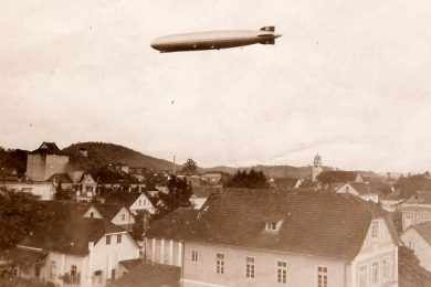 Hinderburg sobrevoa Joinville (SC). Nessa época o dirigível já ostentava as suásticas nazistas