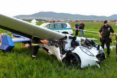 Carro-avião Aeromobil caiu de para-quedas, por isso os danos foram reduzidos