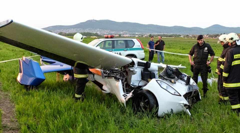 Carro-avião Aeromobil caiu de para-quedas, por isso os danos foram reduzidos