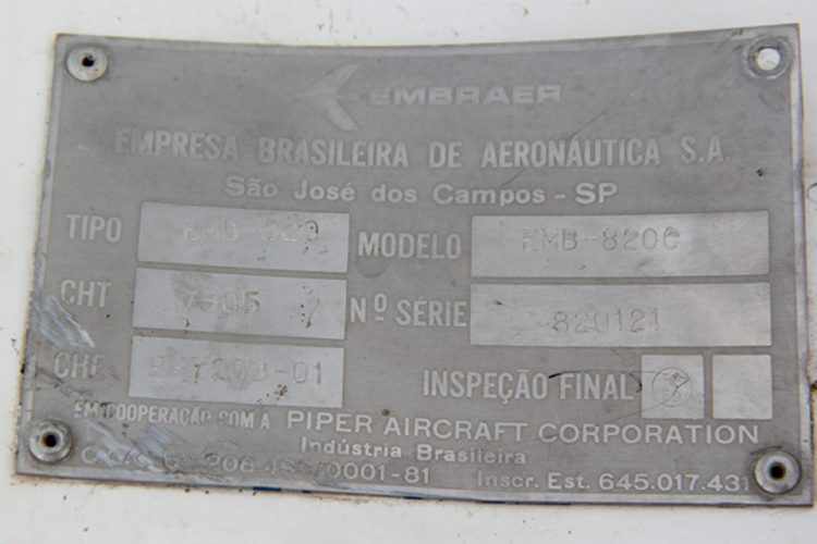 Placa de identificação do EMB-820C Navajo. Foi uma das poucas partes do avião que restaram intactas