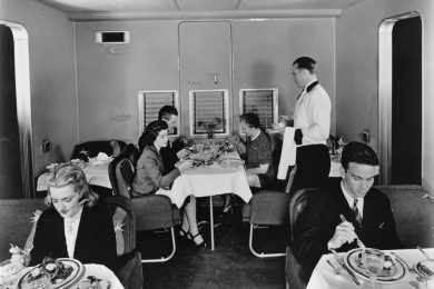 Parece um restaurante, mas é um avião. Essa foto também é dos anos 1960