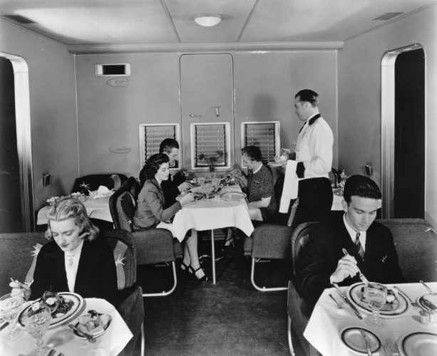 Parece um restaurante, mas é um avião. Essa foto também é dos anos 1960