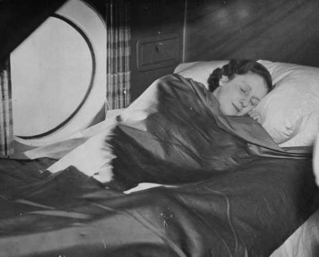 A senhorita preferiu dormir a admirar a bela paisagem na janela do bimotor Handley Page