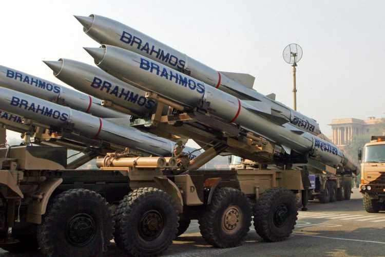 O míssil BrahMos pode ser lançado de bases no solo, submarinos, navios e aviões de grande porte