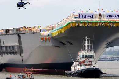 INS Vikrant quando foi lançado ao mar pela primeira vez, em 2013