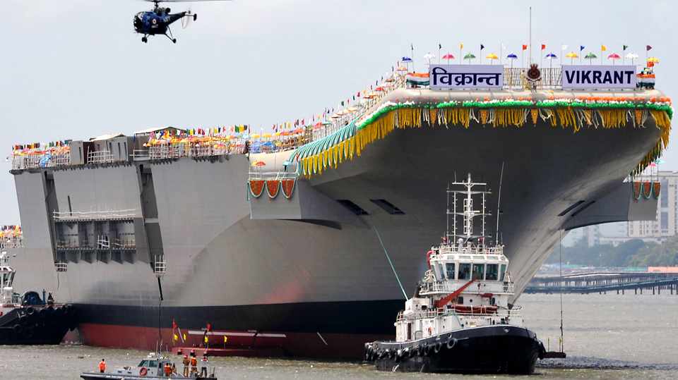 INS Vikrant quando foi lançado ao mar pela primeira vez, em 2013