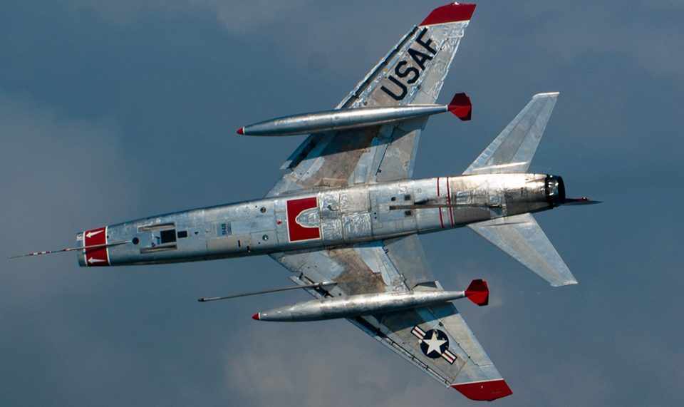 Um F-100 Super Sabre com tanques externos, como os que foram descartados nos céus do Vietnã