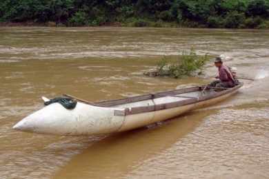 Canoa feita a partir de um tanque de combustível descartável de avião