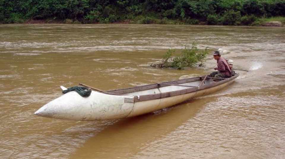 Canoa feita a partir de um tanque de combustível descartável de avião