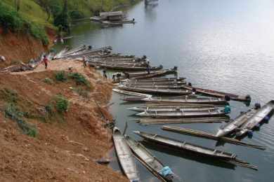 Na imagem, praticamente um companhia de pesca com canoas feitas com tanques