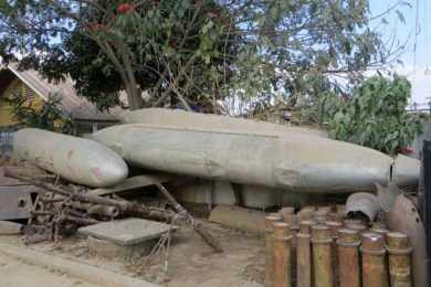 Tanques de combustível descartáveis são encontrados facilmente em floresta do Vietnã