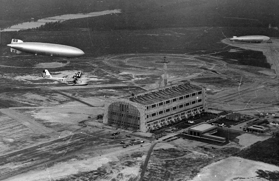 Hindenburg sobrevoa o aeroporto Bartolomeu Gusmão, ainda em construção