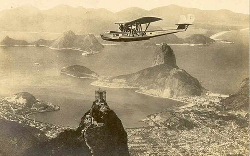 Consolidated Commodore sobrevoa o Rio de Janeiro em 1930. O Cristo Redentor ainda estava sendo construído