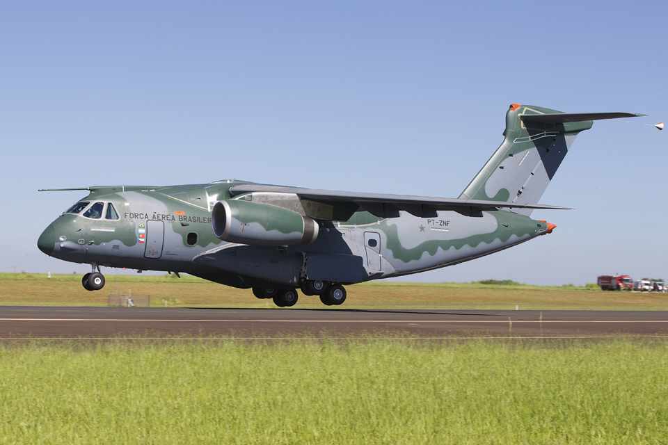 A FAB encomendou 28 unidades do KC-390 (foto - Embraer)