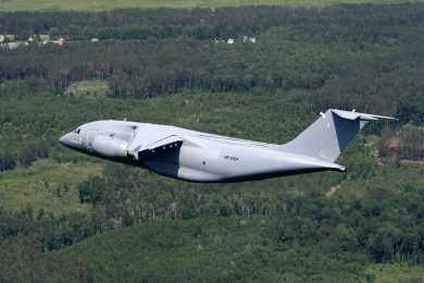 O AN-178 pode transportar 90 soldados ou então lançar 70 paraquedistas (foto - Antonov)