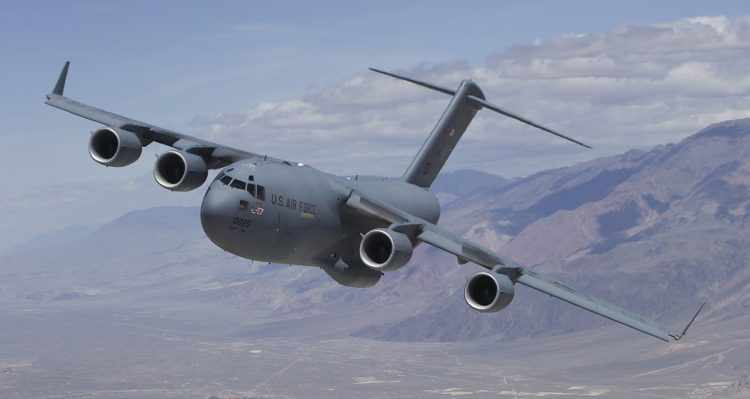 Uma das características mais impressionantes do C-17 é sua capacidade de pousar em pistas de terra (Foto - USAF)