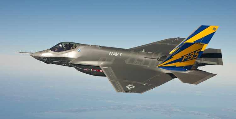 O F-35 pode atingir a velocidade máxima de 1.930 km/h (Foto - US Navy)