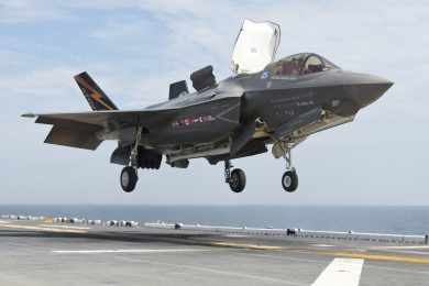 O F-35B pode realizar pousos e decolagens verticais por meio de um complexo sistema que movimenta a altera do motor (Foto - US Navy)