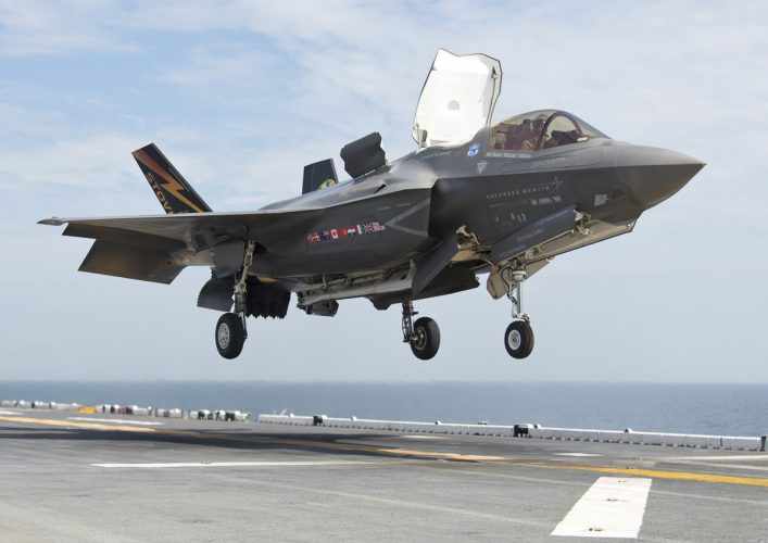 O F-35B pode realizar pousos e decolagens verticais por meio de um complexo sistema que movimenta a altera do motor (Foto - US Navy)