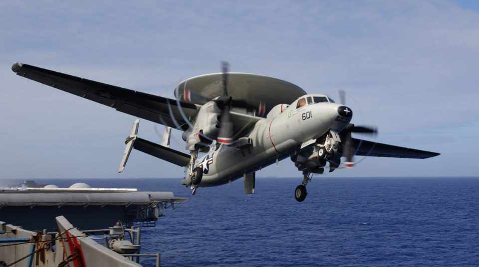 O "avião-radar" E-2 foi concebido originalmente para decolar e pousar em porta-aviões (Foto - US Navy)