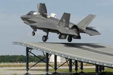 Novo caça F-35 faz primeira decolagem em rampa