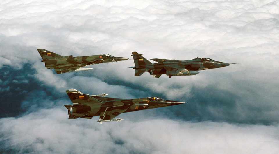 A Força Aérea Equatoriana possuía cerca de 30 aeronaves de ataque durante o conflito, como os Mirage F-1 e o Jaguar na imagem (Foto - FAE)