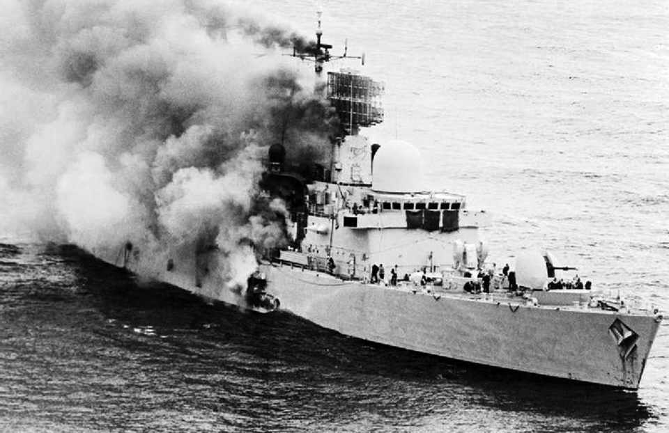 Foto tirada a partir de um helicóptero da Royal Navy momentos após o HMS Sheffield ser alvejado pelo Exocet argentino (acervo Royal Navy)