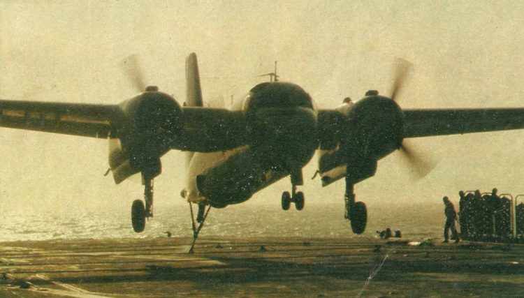 O primeiro pouso de um avião da FAB a bordo do porta-aviões NAe Minas Gerais aconteceu em 22 de junho de 1965 (Foto - FAB)