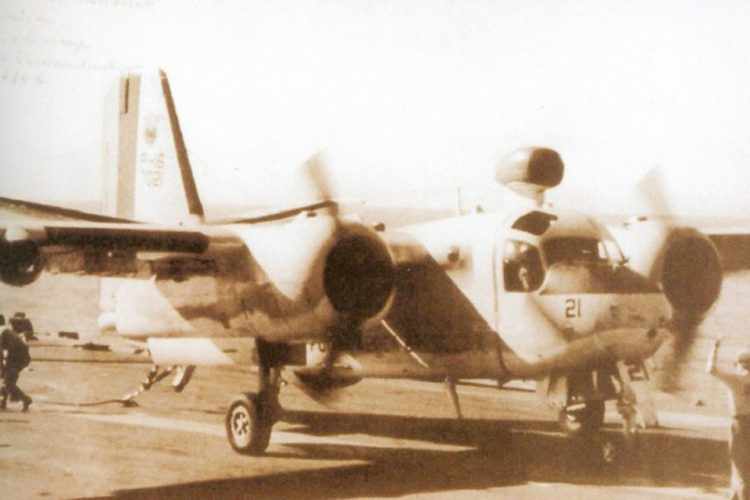 P-16 a bordo do NAe Minas Gerais, durante as primeiras operações com as aeronaves embarcadas (Foto - FAB)