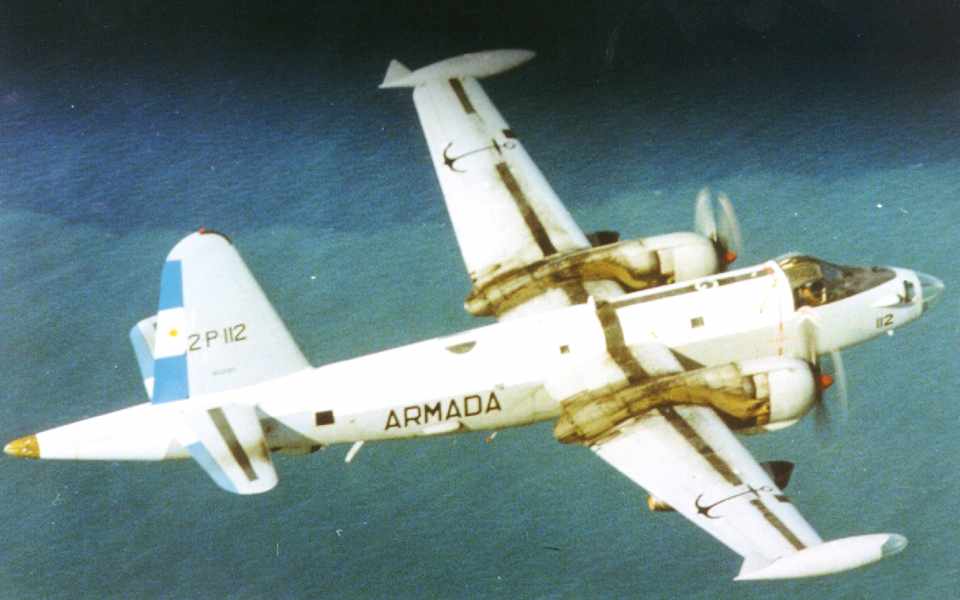 Britiske flådefartøjer blev fundet af en Loockheed P-2 Neptune søpatrulje (Armada Argentina collection)